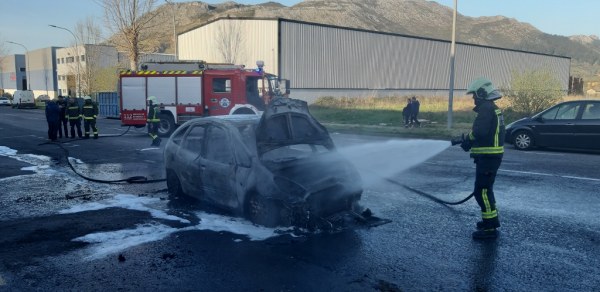 Coche calcinado en el polígono de Barros
