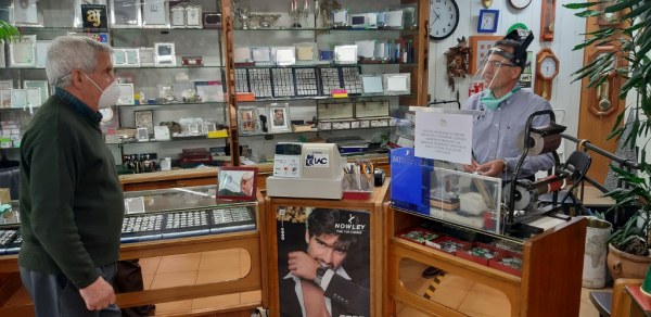 Salvador Victorino en su establecimiento