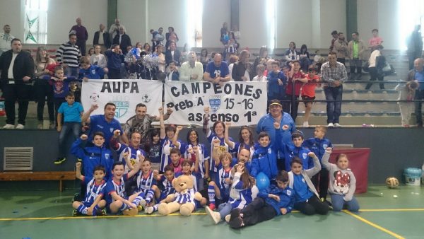 Plantilla del equipo junto a afición, entrenadores y familiares.