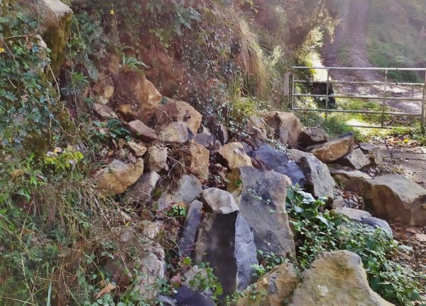 El camino hasta la cavidad Patrimonio de la Humanidad está salpicado de tierra y piedras procedentes de varios argayos