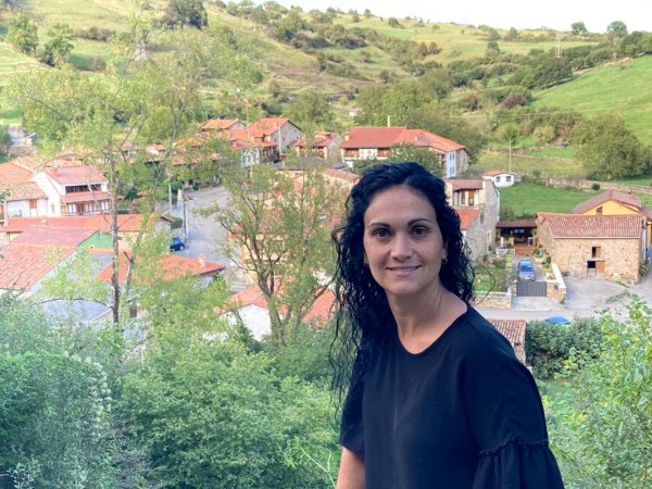 Blanca Quevedo con Pujayo al fondo