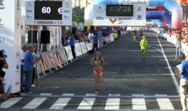 Paula González en la meta de Valencia