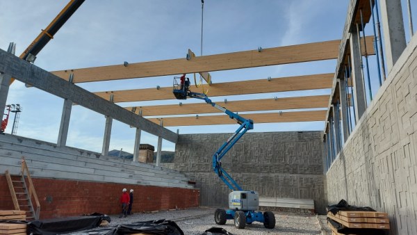 Colocación de las grandes vigas de la cubierta