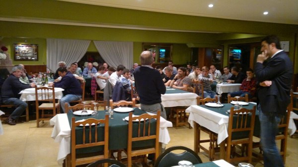 Serviliano González, de espaldas, se dirige a los presentes.