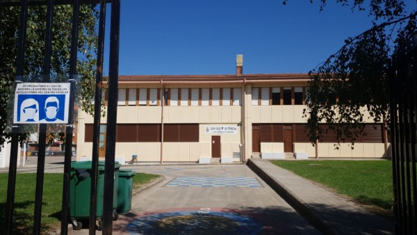 Uno de los accesos al CEIP José María de Pereda.