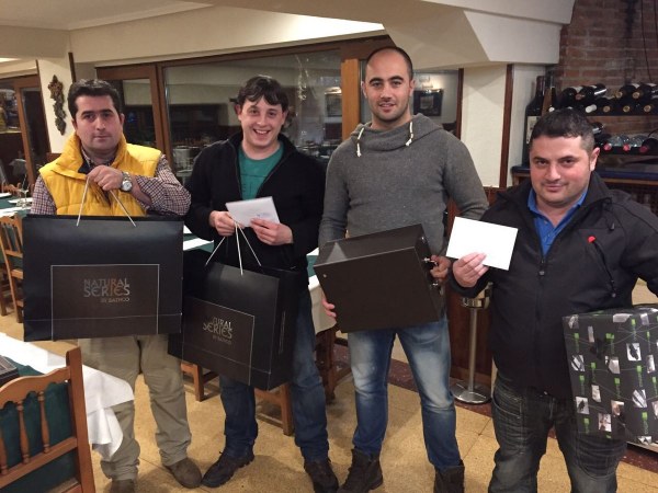 De izquierda a derecha, subcampeones y campeones del maratón.