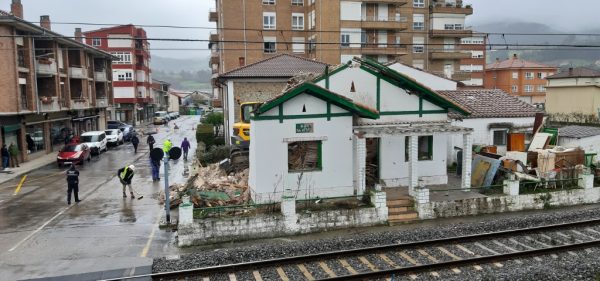 Derribo de la vivienda en Forjas de Buelna