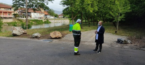 José Manuel Martínez y un operario en el aparcamiento