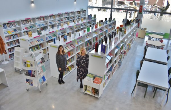 Ana Ara y Consuelo Payno en la biblioteca