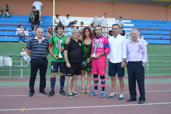  Autoridades locales junto a ambos capitanes
