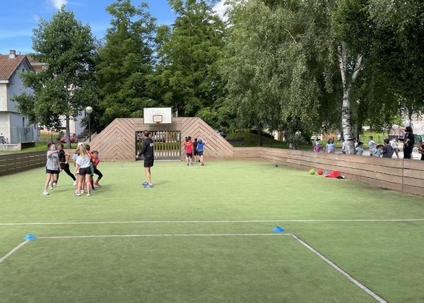 Grupo de niños y niñas haciendo ejercicio en el Parque del Ansar