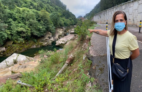 Sandra Martínez frente al viejo acueducto