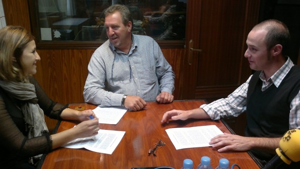 A la derecha, Pedro González, junto a Agustín Pernía y Belén Obeso