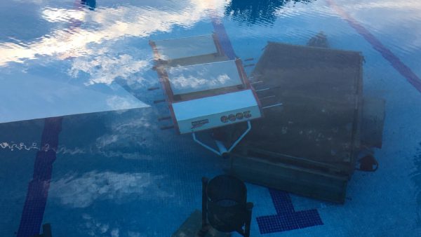 Se aprecia el futbolín y un remolque de coche hundidos en el fondo.