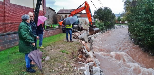 Isabel Fernández y Julio Arranz supervisando las obras de reconstrucción de la escollera