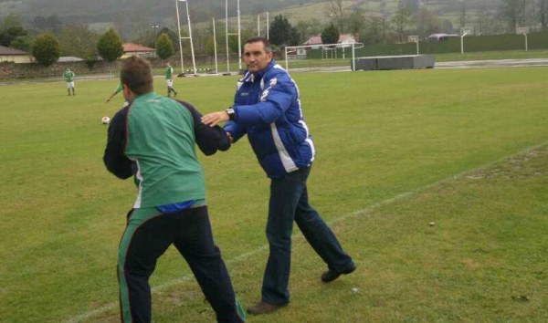 Saludo entre técnicos antes del inicio