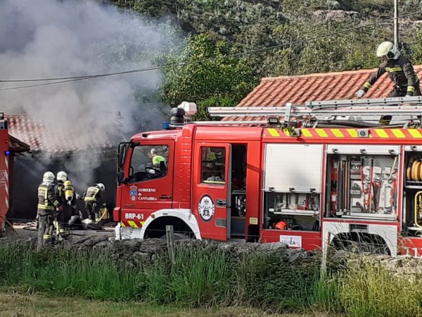 Bomberos del 112 extinguen un incendio en un garaje de San Mateo