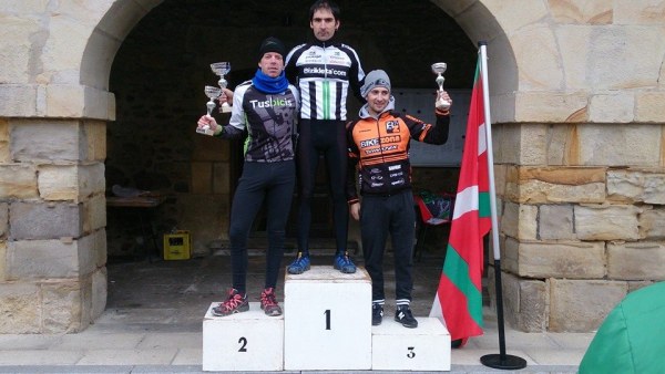 Alejandro Iglesias(dcha) en el podium élite