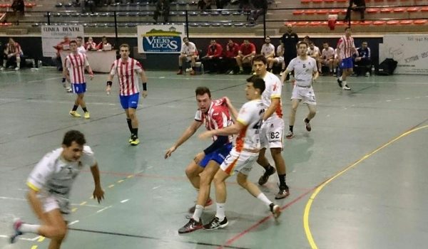 Matute es agarrado por un defensor visitante