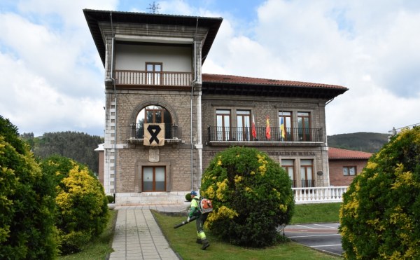 Banderas a media asta y crespón negro