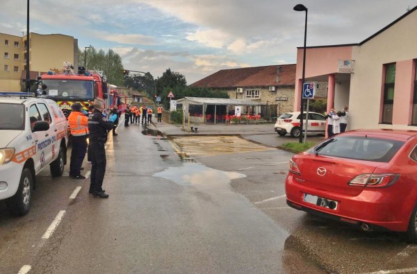 Aplauso de fuerzas de seguridad y personal del centro de salud