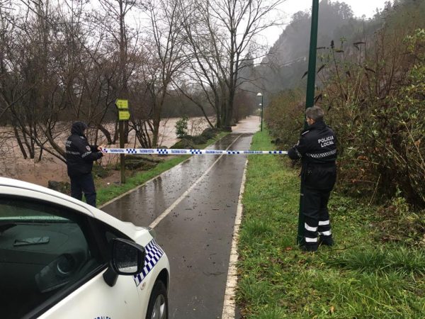 La Policía Local ha precintado el carril bici entre Barros y Las Caldas por desbordamiento