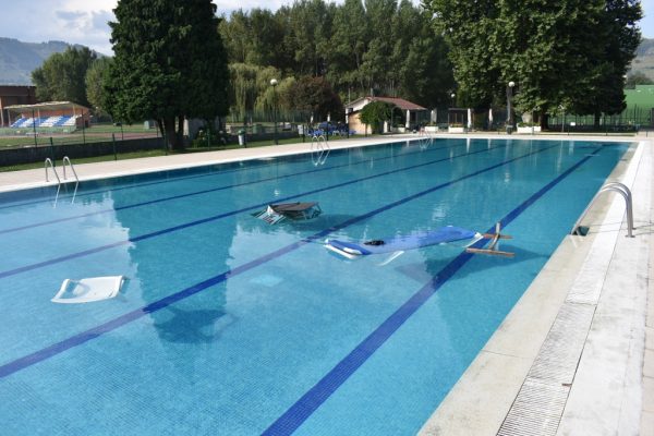 Los autores tiraron a la piscina todo el material de la playa