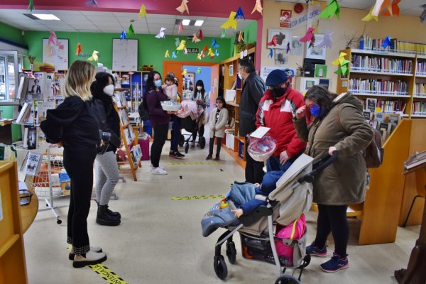 Entrega de los regalos en la biblioteca