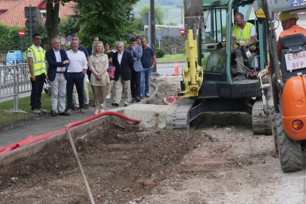 La vicepresidenta y consejera de Universidades e Investigación, Medio Ambiente y Política Social, Eva Díaz Tezanos, visita las obras del carril bici de Cartes