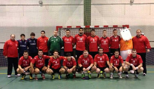 Balonmano Corrales en la jornada de hoy junto a la mascota de Horno San José.