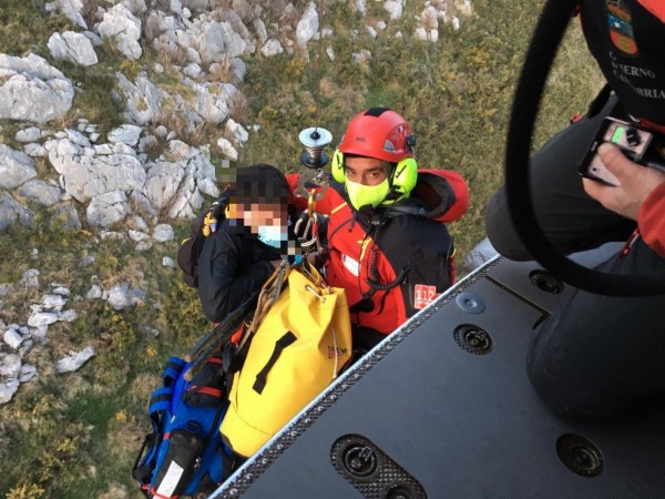 Rescate de la vecina de Los Corrales por el helicóptero del Gobierno regional
