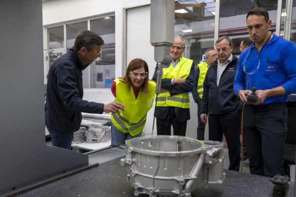 La presidenta en su visita a las instalaciones de Leading