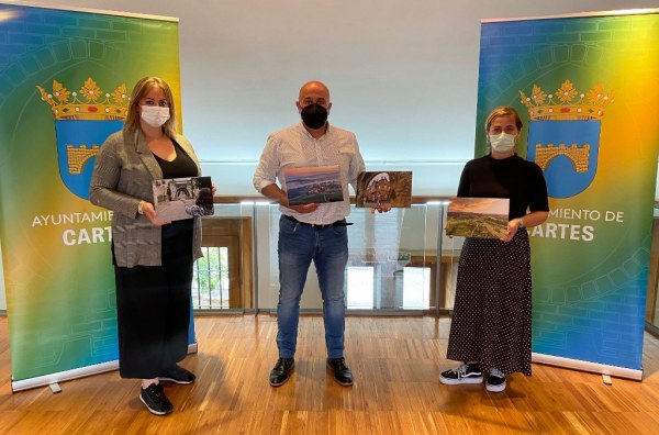 Agustín Molleda, alcalde de Cartes, junto a Sheila Ruiz y Sandra Martínez con las fotografías premiadas