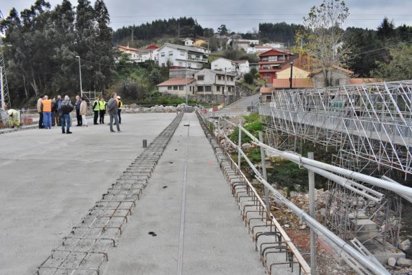 Una semana antes de lo previsto las máquinas retirarán la estructura para que el viernes los peatones ya puedan utilizar el nuevo puente Renero