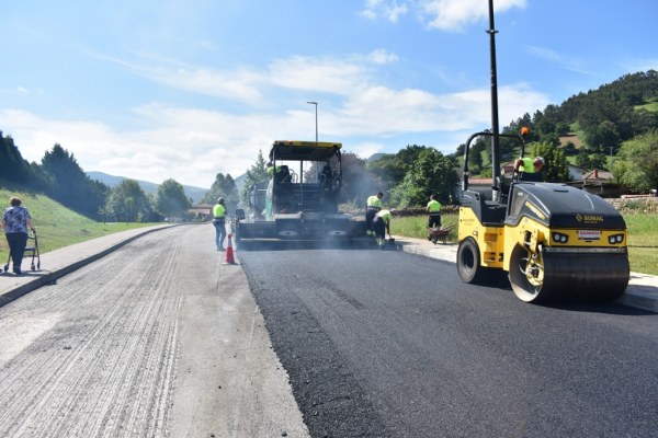 Asfaltado de la Avenida Cantabria a su paso por San Mateo