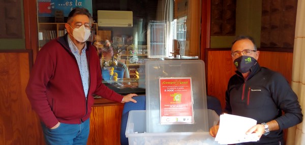 Argumosa y Victorino junto a la caja de las papeletas.