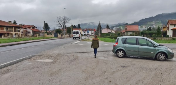 Es la principal entrada al municipio desde la Autovía de la Meseta, "acceso que deja muy mala imagen"