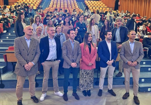 Directivos, políticos y ponentes en el II Encuentro de Multinacionales del valle de Buelna