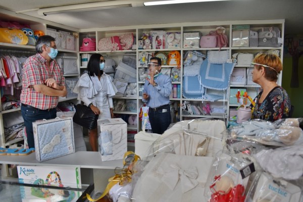 La directora general de Comercio se entrevistó con varios comerciantes, apoyando las iniciativas de un sector "muy activo"