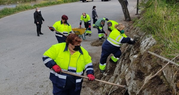 Equipo de limpieza junto a la concejala Isabel Fernández Quijano