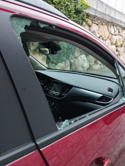 40 vehículos afectados por el vandalismo en Cartes y Los Corrales
