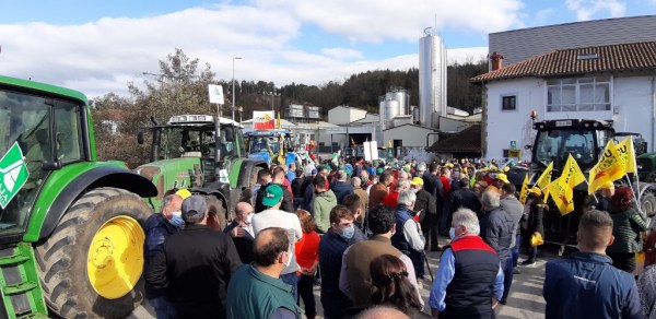 Más de 300 ganaderos se concentraron en La Serna