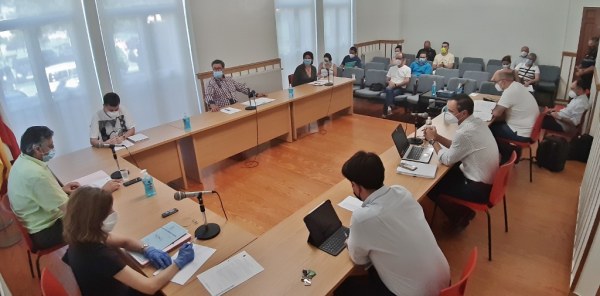 Primera sesión plenaria presencial marcada por el uso de mascarillas y las distancias físicas entre ediles, funcionarios, prensa y público