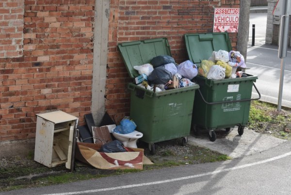 Punto de recogida de basuras en la calle Torres Quevedo este fin de semana