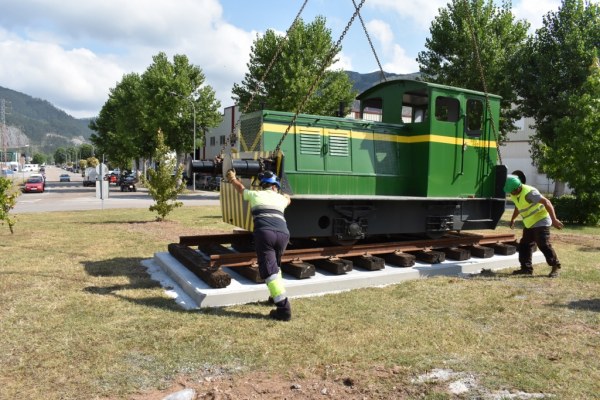 Una de las históricas máquinas de Forjas de Buelna se ha colocado en la arteria principal del polígono de Barros
