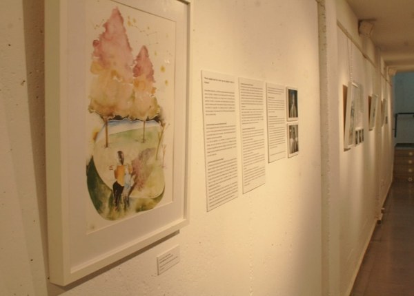 La muestra promovida por la Asociación Nueva Vida recoge los relatos de seis personas refugiadas que buscaron su nuevo hogar en Cantabria