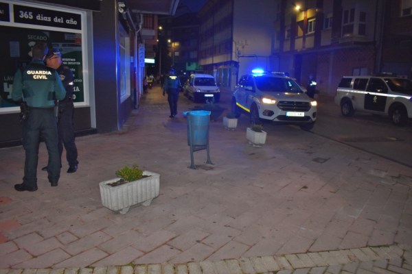 Guardia Civil y Policía Local en la calle 2 de Mayo