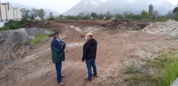 En la parcela municipal se acumularon buen parte de los restos de argayos provocados por las fuertes lluvias de enero del año pasado