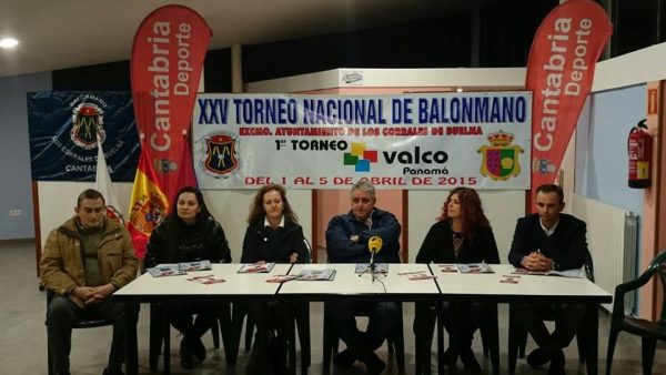  Mesa de honor en el acto