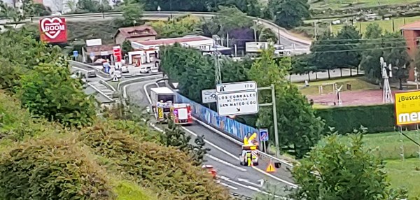 Servicios de emergencia atendiendo al camión afectado.
